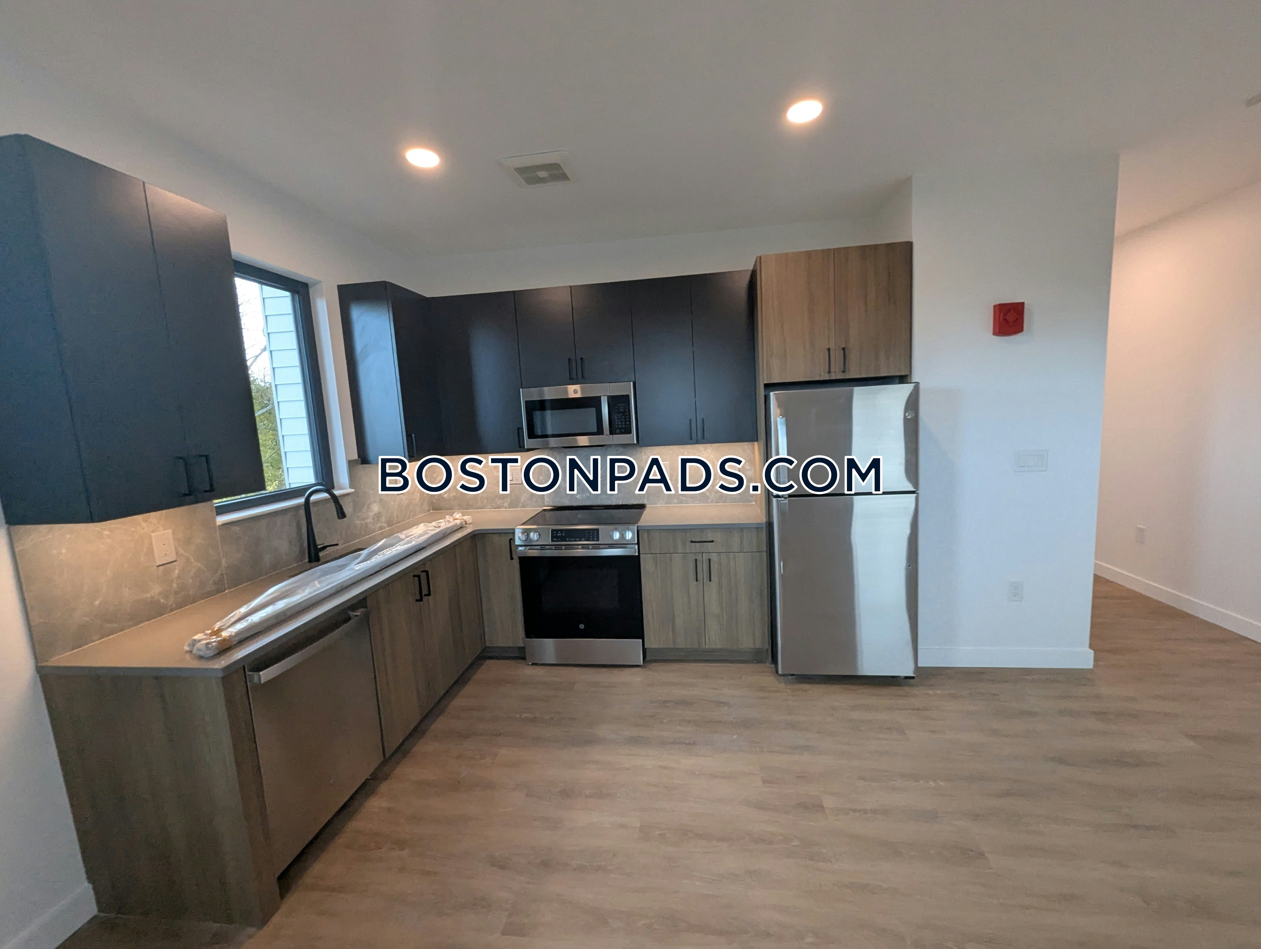 West Roxbury, Boston, MA - 2 Beds, 2 Baths - $4,100 - ID#8007560