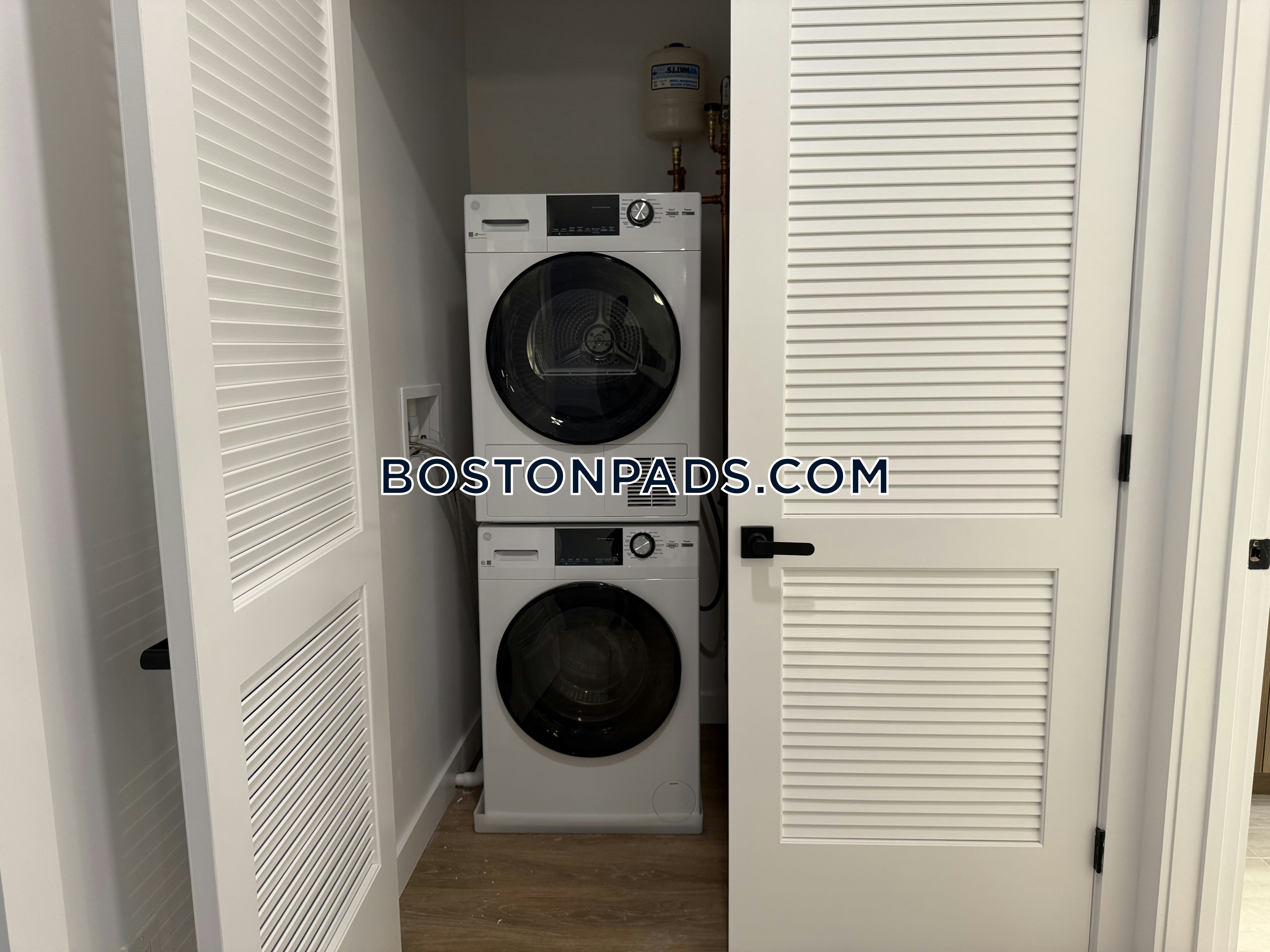 West Roxbury, Boston, MA - 1 Bed, 1 Bath - $3,200 - ID#8008057
