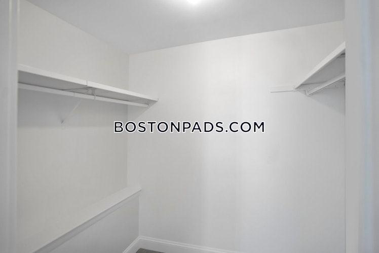 Presidential Dr., Quincy