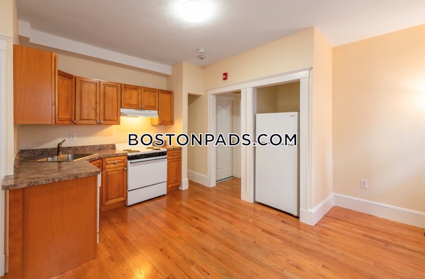 BOSTON - MISSION HILL - 4 Beds, 2 Baths - Image 8