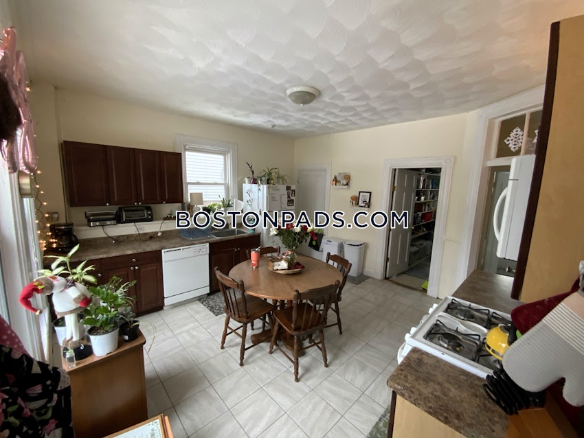 BOSTON - MISSION HILL - 4 Beds, 1 Bath - Image 10