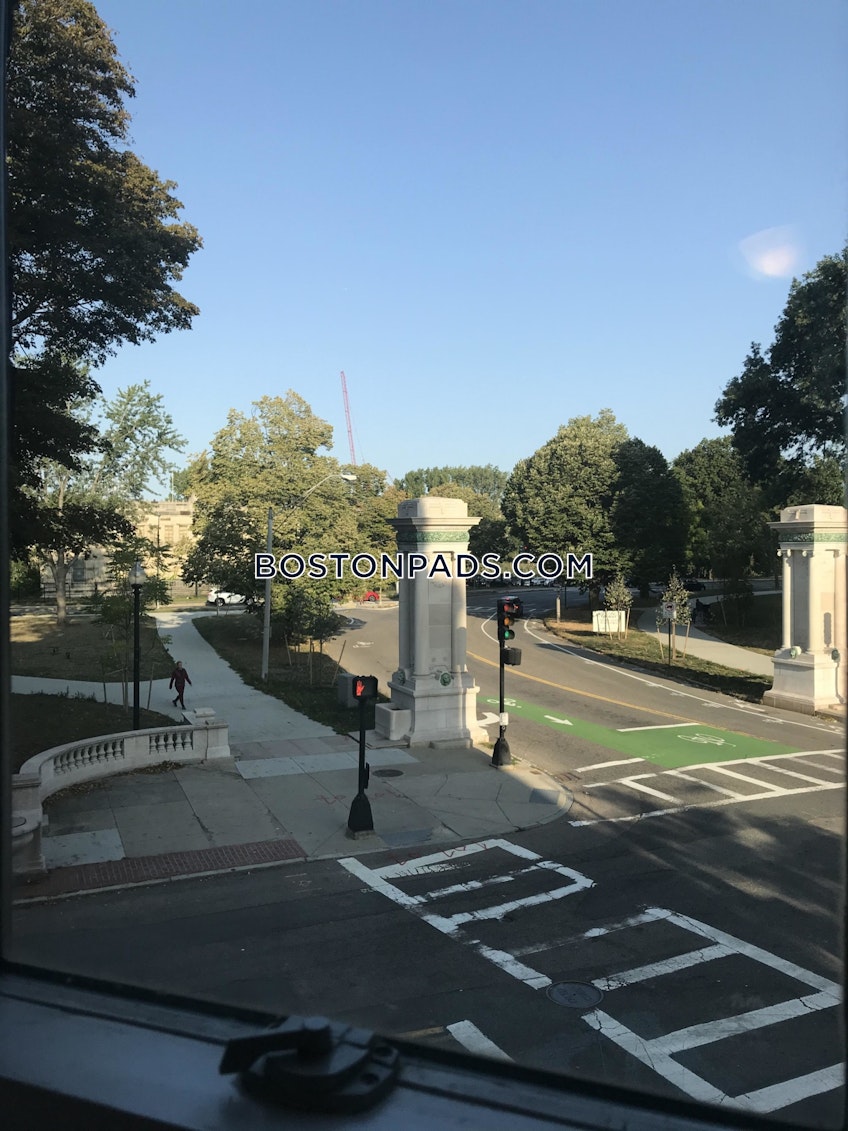 Boston - $4,950+ /month