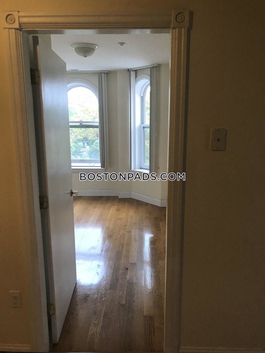 Boston - $4,950+ /month