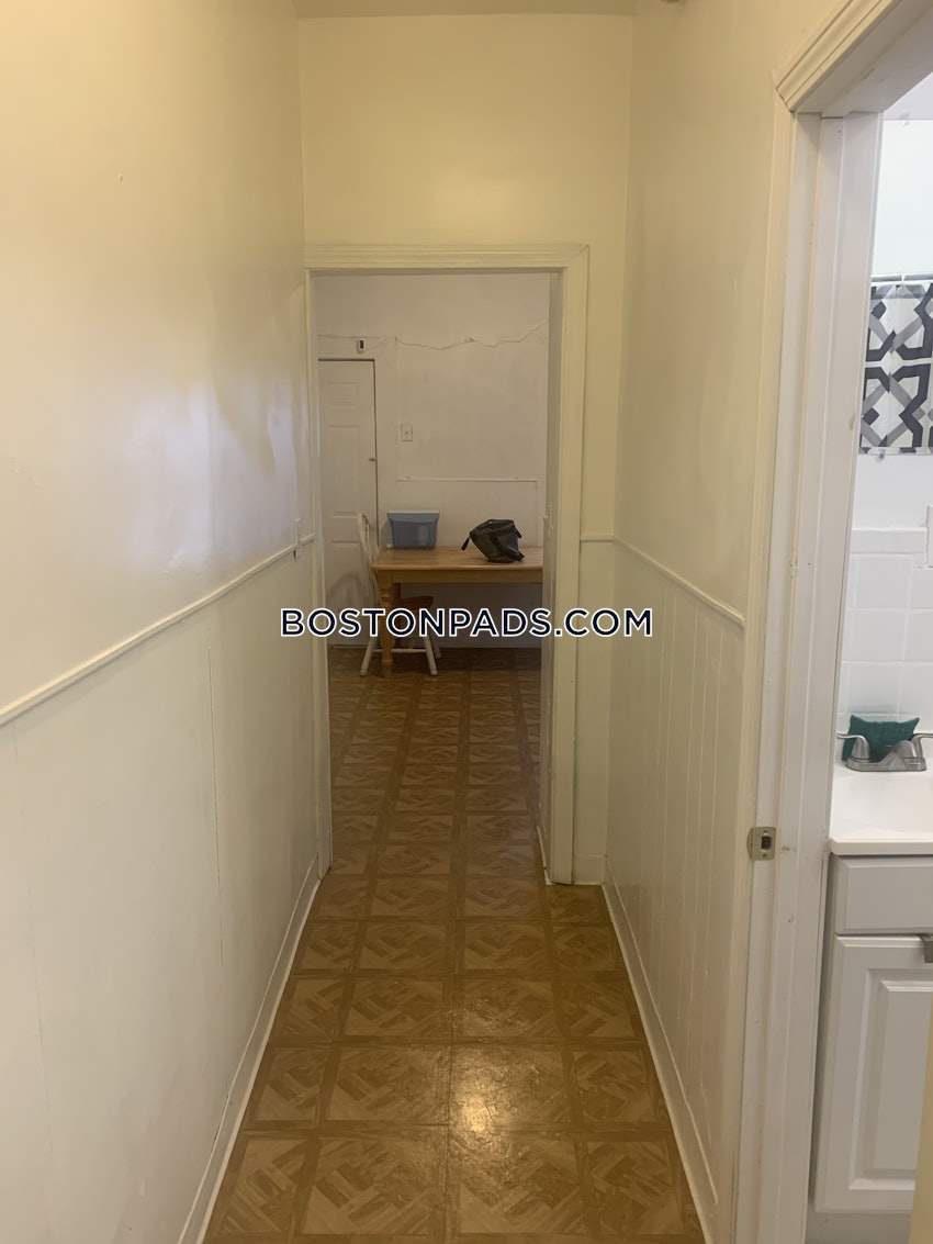 REVERE - 4 Beds, 1 Bath - Image 11