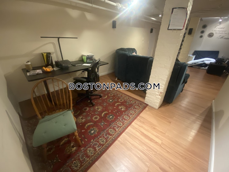 Netherlands Rd., Brookline