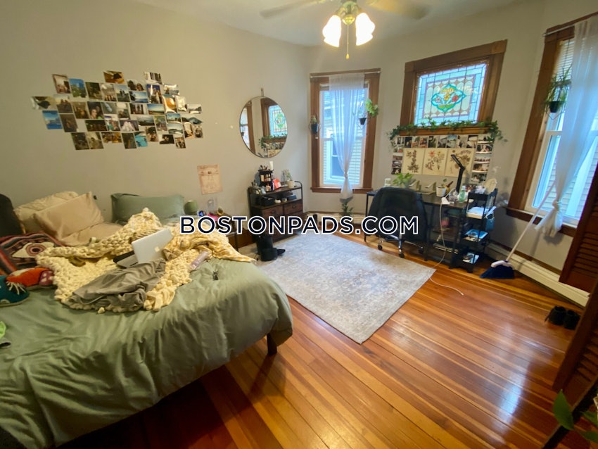 BOSTON - MISSION HILL - 4 Beds, 1 Bath - Image 4