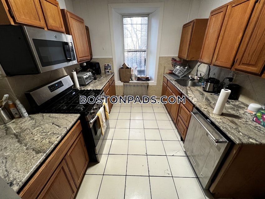 BOSTON - MISSION HILL - 4 Beds, 2 Baths - Image 9