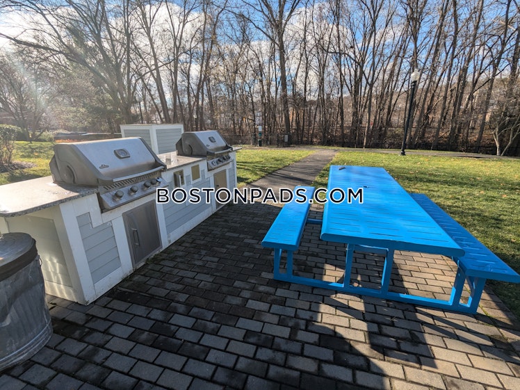 Island Hill Ave., Melrose