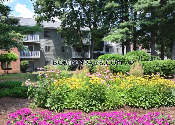 Longmeadow Dr., Holbrook