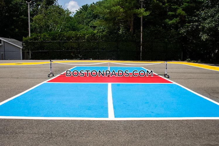 Longmeadow Dr., Holbrook