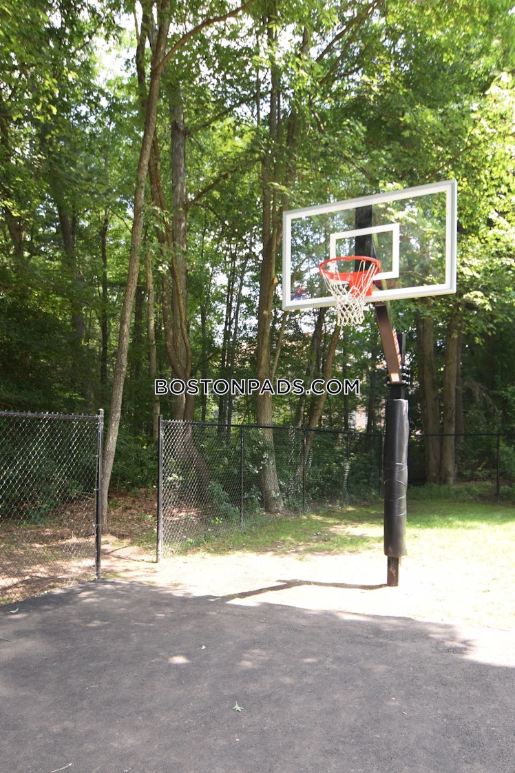 Longmeadow Dr., Holbrook