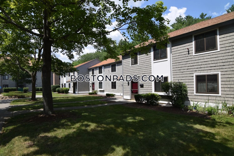 Longmeadow Dr., Holbrook