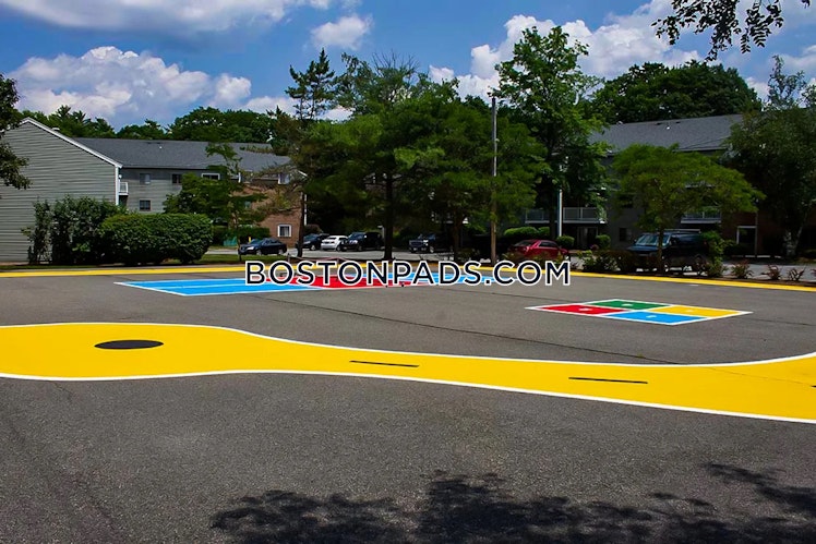 Longmeadow Dr., Holbrook