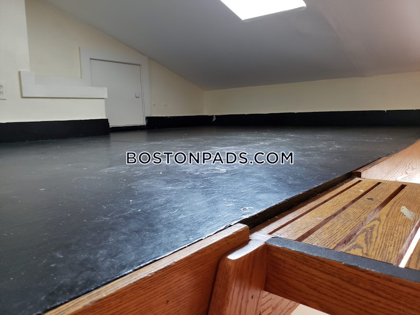 Northampton - $2,400+ /month